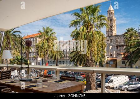 Belle vue sur la vieille ville de Split depuis le confortable café extérieur en Croatie. Banque D'Images