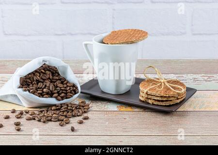 Biscuits Stroopwafel servis avec une tasse de café. Banque D'Images