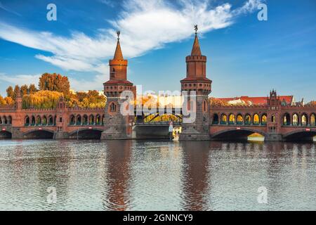 Berlin Allemagne, vue sur la ville au pont Oberbaum et métro de Berlin Banque D'Images