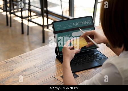 Femme d'Asie du milieu faisant e-shopping avec carte de crédit et ordinateur portable, concept d'achat en ligne Banque D'Images