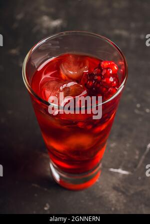 Cocktail de grenade en verre à haute bille. Mise au point sélective. Faible profondeur de champ. Banque D'Images