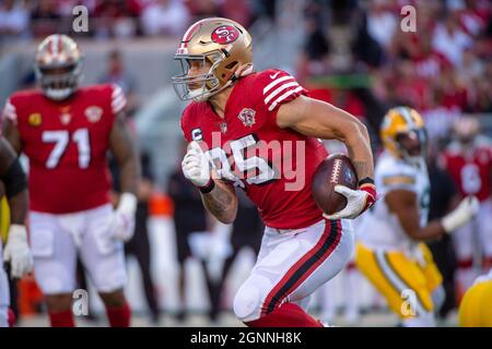 Santa Clara, Californie, États-Unis. 26 septembre 2021. George Kittle (85) de San Francisco 49ers court avec du ballon dans le premier trimestre lors d'un match au stade Levi's le dimanche 26 septembre 2021 à Santa Clara. (Image de crédit : © Paul Kitagaki Jr./ZUMA Press Wire) Banque D'Images