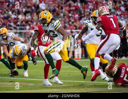 Santa Clara, Californie, États-Unis. 26 septembre 2021. Aaron Jones (33) de Green Bay Packers se lance dans la zone finale pour un touchdown au deuxième trimestre lors d'un match au Levi's Stadium le dimanche 26 septembre 2021 à Santa Clara. (Image de crédit : © Paul Kitagaki Jr./ZUMA Press Wire) Banque D'Images