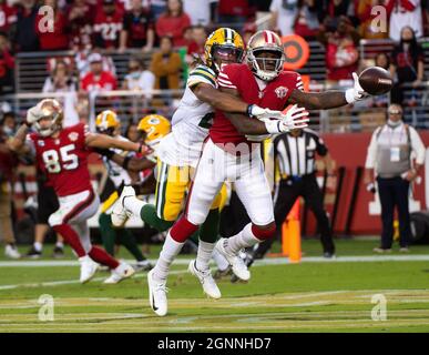 Santa Clara, Californie, États-Unis. 26 septembre 2021. Eric Stokes (21) de Green Bay Packers brise son pass pour s6 au deuxième trimestre lors d'un match au Levi's Stadium le dimanche 26 septembre 2021 à Santa Clara. (Image de crédit : © Paul Kitagaki Jr./ZUMA Press Wire) Banque D'Images