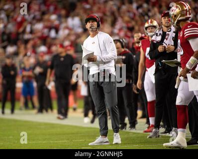 Santa Clara, Californie, États-Unis. 26 septembre 2021. L'entraîneur des 49ers de San Francisco Kyle Shanahan regarde le terrain pendant un match au stade Levi's le dimanche 26 septembre 2021 à Santa Clara. (Image de crédit : © Paul Kitagaki Jr./ZUMA Press Wire) Banque D'Images