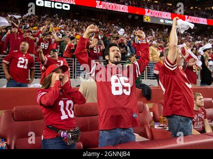 Santa Clara, Californie, États-Unis. 26 septembre 2021. Les fans applaudissent l'équipe tard dans le quatrième trimestre lors d'un match contre les Green Bay Packers au stade Levi's le dimanche 26 septembre 2021 à Santa Clara. (Image de crédit : © Paul Kitagaki Jr./ZUMA Press Wire) Banque D'Images