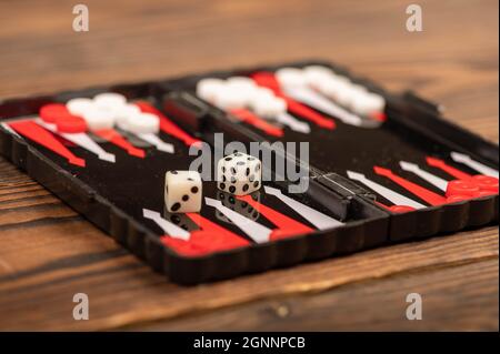 Plateau de Backgammon avec jetons et dés sur une table en bois, gros plan, mise au point sélective Banque D'Images