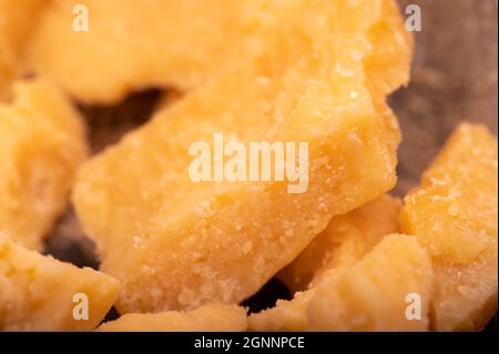 Tranches de parmesan écrasées, gros plan sélectif Banque D'Images