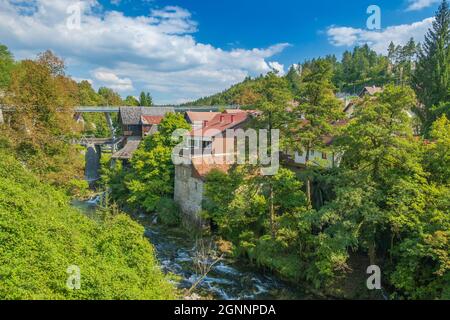 Village de Rastoke en Croatie, vieux moulins à eau sur les cascades de la rivière Korana Banque D'Images