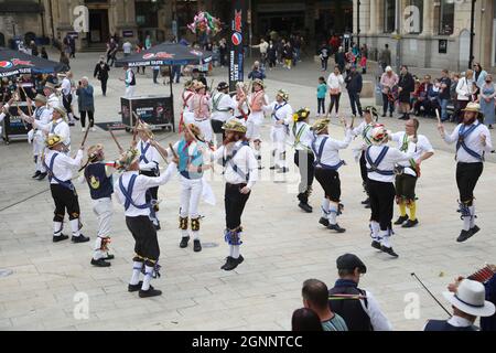 Peterborough, Royaume-Uni. 25 septembre 2021. Le Peterborough Morris Cathedral City Day Ring se met en route à Peterborough, Cambridgeshire, au Royaume-Uni, le 25 septembre 2021. L'événement compte de nombreuses équipes de danseurs morris et molly, qui se produisent sur la place de la cathédrale et dans divers endroits du centre-ville lors d'une visite à pied de la ville. Crédit : Paul Marriott/Alay Live News Banque D'Images