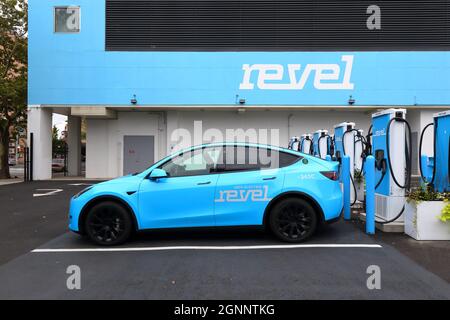 Chargeurs électriques au superhub de Revel à Brooklyn. La station de charge EV est équipée de Tritrium 75kWh ... [voir les informations supplémentaires pour la légende complète]. Banque D'Images