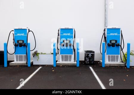 Chargeurs électriques au superhub de Revel à Brooklyn. La station de charge EV est équipée de Tritrium 75kWh ... [voir les informations supplémentaires pour la légende complète]. Banque D'Images