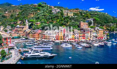 Les plus belles villes côtières de l'Italie - luxe Portofino en Ligurie, vue panoramique avec maisons colorées et bateaux à voile Banque D'Images