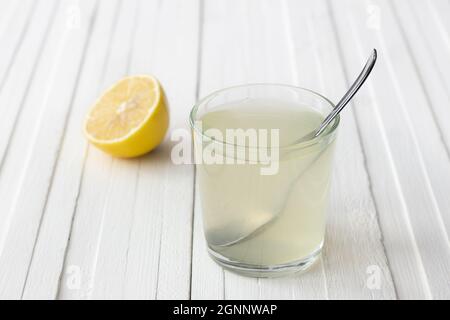 Eau de citron dans un verre sur fond blanc. Attention sélective. Boisson saine du matin Banque D'Images