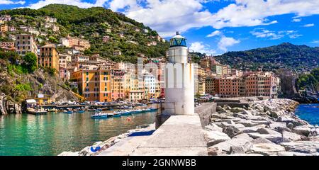 Voyage en Italie, région de Ligurie - belle ville côtière Camogli . vue panoramique avec maison lumineuse et bateaux de pêche Banque D'Images