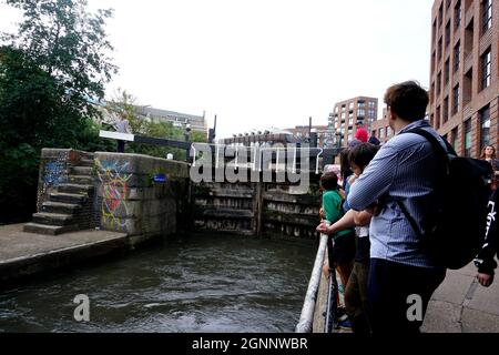 Touristes attendant l'ouverture de l'écluse à Camden Lock, Camden Town, Londres, Royaume-Uni Banque D'Images