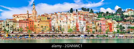 Vacances d'été en Côte-azure - ville de Menton avec des maisons colorées. Destination touristique populaire en France Banque D'Images