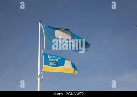 Prix du drapeau bleu 2021 vol sur la baie de Widemouth dans le nord du Devon contre le ciel bleu septembre 2021 Royaume-Uni. Les prix Blue Flag et Seaside sont destinés à l'impromptus Banque D'Images