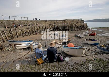 Port de Clovelly à marée basse avec l'hôtel Red Lion et quai à deux niveaux avec d'anciens poteaux d'amarrage North Devon UK Banque D'Images