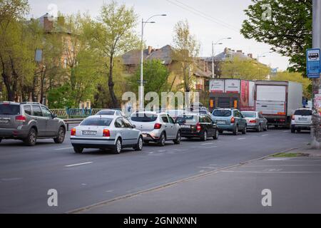 02.24.2020 Kiev, Ukraine. Circulation dense des voitures dans un embouteillage pendant les heures de pointe Banque D'Images