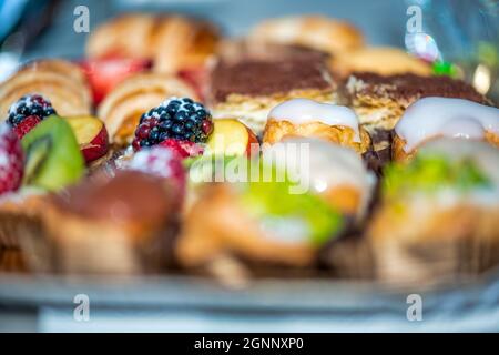 Gâteaux de bon goût, petits pains colorés sur un plateau Banque D'Images