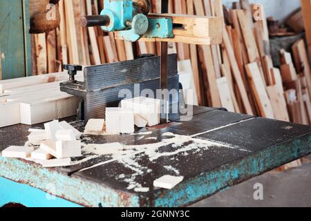 Scie à ruban industrielle avec pièces de bois coupées dans un atelier de menuiserie ou de bois. Banque D'Images