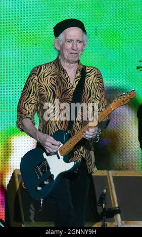 St. Louis, États-Unis. 27 septembre 2021. Le guitariste Keith Richards, en pierres à roulettes, divertit les fans lors de l'ouverture de leur concert No Filter Tour au Dome du America's Centre à St. Louis le dimanche 26 septembre 2021. Photo par Bill Greenblatt/UPI crédit: UPI/Alay Live News Banque D'Images