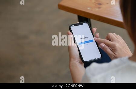 CHIANGMAI, THAÏLANDE - SEP 26, 2021 :tout nouvel iPhone 12 d'Apple avec application Instagram à l'écran. Instagram est une application de partage de photos pour Banque D'Images