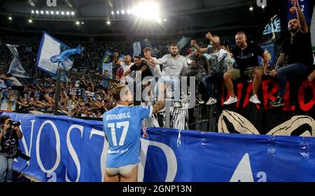 ROME, ITALIE - SEPTEMBRE 26: Ciro immobile de SS Lazio accueille les fans et célèbre la victoire, pendant la série Un match entre SS Lazio et COMME Roma au Stadio Olimpico le 26 septembre 2021 à Rome, Italie. (Photo par MB Media) Banque D'Images