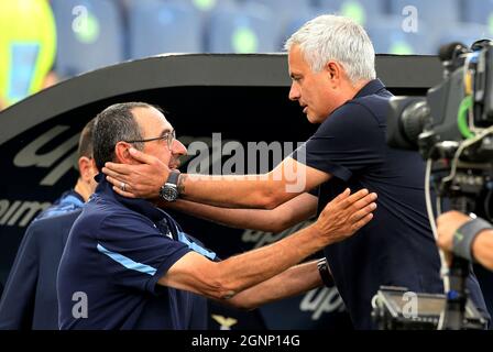 ROME, ITALIE - SEPTEMBRE 26: José Mourinho entraîneur en chef de AS Roma accueille Maurizio Sarri entraîneur en chef de SS Lazio, pendant la série Un match entre SS Lazio et AS Roma au Stadio Olimpico le 26 septembre 2021 à Rome, Italie. (Photo par MB Media) Banque D'Images