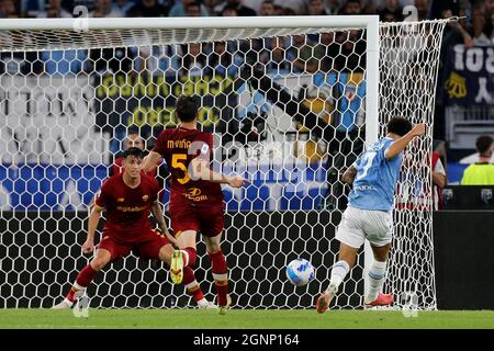 ROME, ITALIE - SEPTEMBRE 26: Felipe Anderson de SS Lazio marque son but, pendant la série Un match entre SS Lazio et AS Roma au Stadio Olimpico le 26 septembre 2021 à Rome, Italie. (Photo par MB Media) Banque D'Images