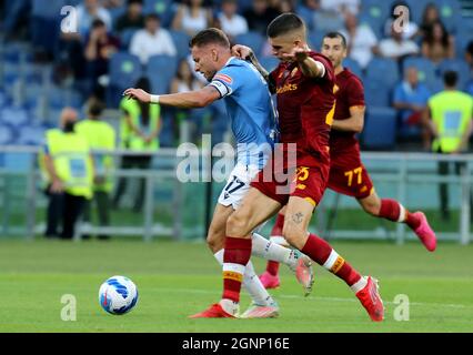 ROME, ITALIE - SEPTEMBRE 26: Ciro immobile de SS Lazio concurrence pour le ballon avec Gianluca Mancini de AS Roma, pendant la série Un match entre SS Lazio et AS Roma au Stadio Olimpico le 26 septembre 2021 à Rome, Italie. (Photo par MB Media) Banque D'Images