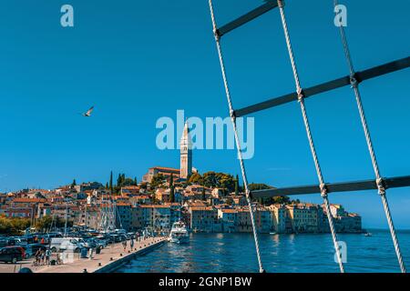 ROVINJ, CROATIE - 30 AOÛT 2018 : le remblai et la jetée de Rovinj Croatie. Les gens marchent et se détendent au bord de la mer sur le remblai. Banque D'Images