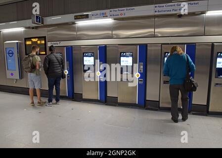 Passagers achetant des billets à la nouvelle station de métro Battersea Power Station sur la Northern Line, le jour de l'ouverture, le 20 septembre 2021 Banque D'Images