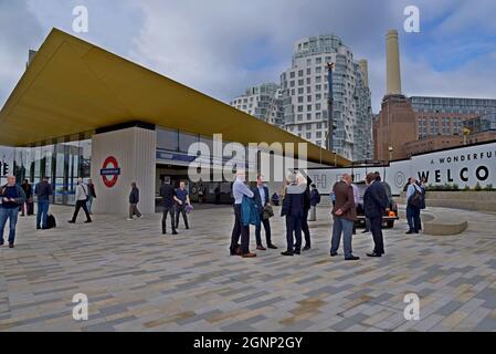 Les gens se rassemblent devant la nouvelle station de métro Battersea Power Station sur la ligne Nord, le jour de l'ouverture, le 20 septembre 2021 Banque D'Images