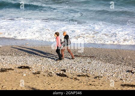 Portreath,Cornouailles,27 septembre 2021, les gens étaient dehors pour une promenade en petit matin en chien ou pour faire du jogging sur la plage à marée haute à Portreath,Cornouailles. Le parking était étrangement vide car depuis mai, il y avait beaucoup de vacanciers. Le ciel était bleu avec le soleil glorieux malgré les prévisions de temps instable pour les prochains jours.Credit: Keith Larby/Alamy Live News Banque D'Images