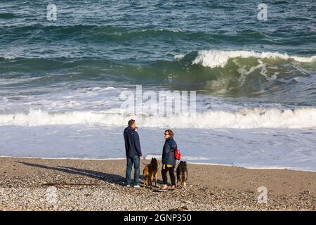 Portreath,Cornouailles,27 septembre 2021, les gens étaient dehors pour une promenade en petit matin en chien ou pour faire du jogging sur la plage à marée haute à Portreath,Cornouailles. Le parking était étrangement vide car depuis mai, il y avait beaucoup de vacanciers. Le ciel était bleu avec le soleil glorieux malgré les prévisions de temps instable pour les prochains jours.Credit: Keith Larby/Alamy Live News Banque D'Images