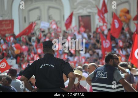 Non exclusif: TUNIS, TUNISIE - 26 SEPTEMBRE 2021: Les partisans du parti islamique Ennahda se joignent à une manifestation pour protester contre le Président de Banque D'Images