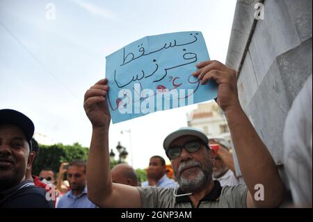 Non exclusif: TUNIS, TUNISIE - 26 SEPTEMBRE 2021: Les partisans du parti islamique Ennahda se joignent à une manifestation pour protester contre le Président de Banque D'Images