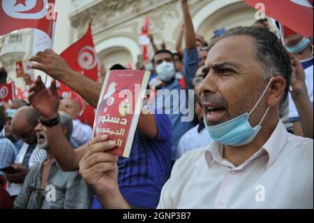 Non exclusif: TUNIS, TUNISIE - 26 SEPTEMBRE 2021: Les partisans du parti islamique Ennahda se joignent à une manifestation pour protester contre le Président de Banque D'Images