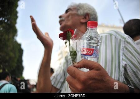 Non exclusif: TUNIS, TUNISIE - 26 SEPTEMBRE 2021: Les partisans du parti islamique Ennahda se joignent à une manifestation pour protester contre le Président de Banque D'Images