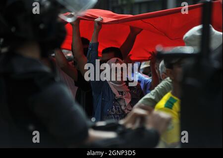 Non exclusif: TUNIS, TUNISIE - 26 SEPTEMBRE 2021: Les partisans du parti islamique Ennahda se joignent à une manifestation pour protester contre le Président de Banque D'Images