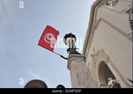 Non exclusif: TUNIS, TUNISIE - 26 SEPTEMBRE 2021: Les partisans du parti islamique Ennahda se joignent à une manifestation pour protester contre le Président de Banque D'Images