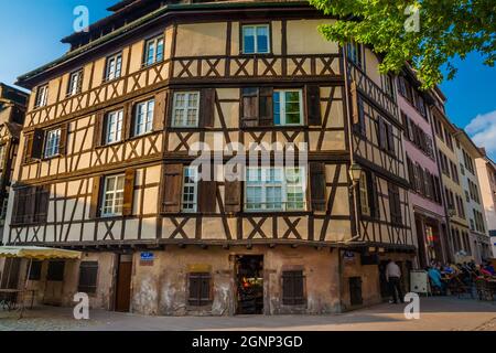 Belle vue rapprochée d'un bâtiment à colombages de la place Benjamin-Zix dans le quartier historique de Strasbourg, la petite France. Dans le bâtiment... Banque D'Images