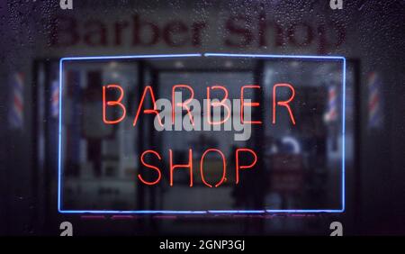 Affiche vintage Neon Barber Shop dans la fenêtre à pluie Banque D'Images