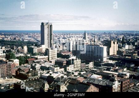 Vue aérienne vers le sud depuis le quartier central des affaires (CBD) en direction de Port Phillip Bay, Melbourne, Victoria, Australie en 1961.Cette image est tirée de la transparence couleur 35 mm d'un photographe amateur – une photographie vintage des années 1960. Banque D'Images