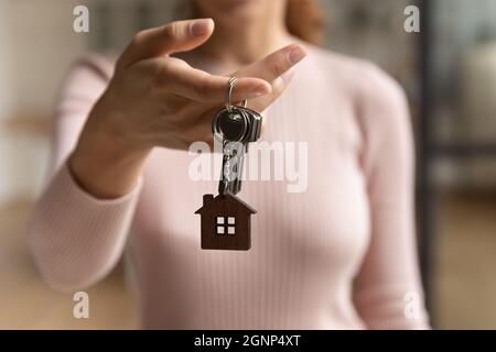 Gros plan sur les clés de l'exposition pour femmes chez les nouveaux locataires Banque D'Images