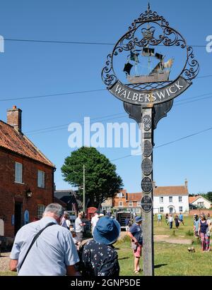 Le village vert et signe dans le village nostalgique populaire de Walberswick dans le Suffolk est sur la côte du patrimoine du Suffolk en Angleterre Royaume-Uni Banque D'Images