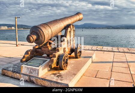 SANTONA, ESPAGNE - 25 août 2021: 25 août 2021, Santona, Espagne: Canon long espagnol antique exposé sur la promenade de Santona en Cantabrie, Espagne Banque D'Images