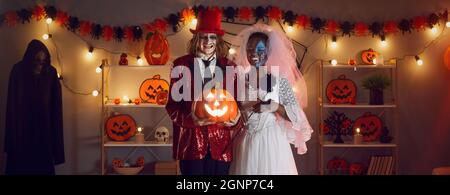 Bannière Halloween avec homme heureux et femme vêtu de costumes de couple de mariage mort Banque D'Images